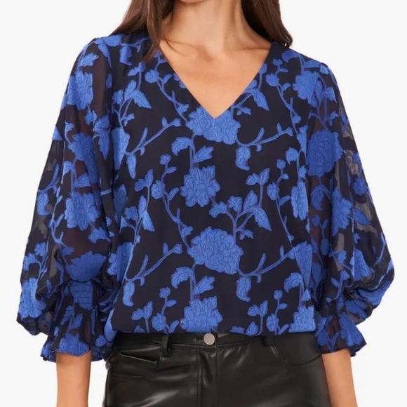 Vince Camuto Tops - VINCE CAMUTO NWOT Long Sleeve V-Neck Smocked Cuff Floral Top - Size XS